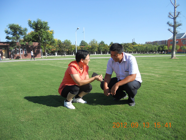 發(fā)明人徐貴閣在長(zhǎng)垣指導(dǎo)草坪種植技術(shù)