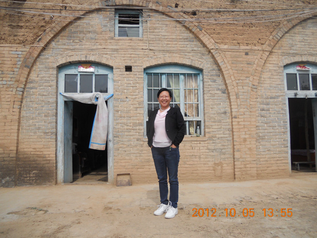 發(fā)明人徐貴閣在陜西省洛川縣蘋果實(shí)驗(yàn)基地指導(dǎo)技術(shù)