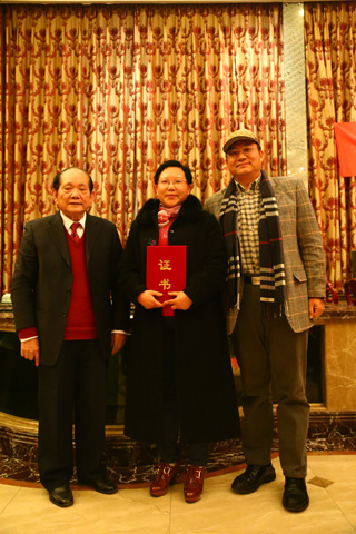 中國(guó)農(nóng)科院黃教授、梅博士與發(fā)明人徐貴閣女士頒證合影